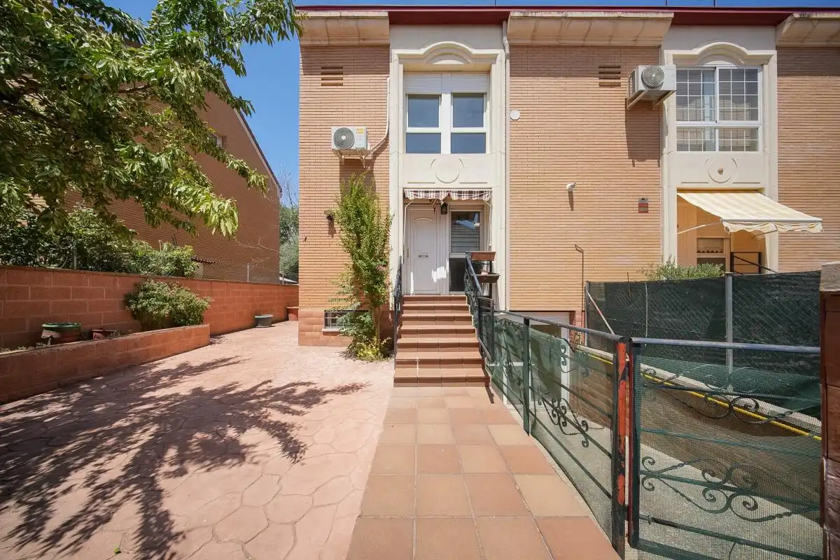 Vista exterior de Casa adosada en venda en Azuqueca de Henares amb Aire condicionat, Calefacció i Jardí privat