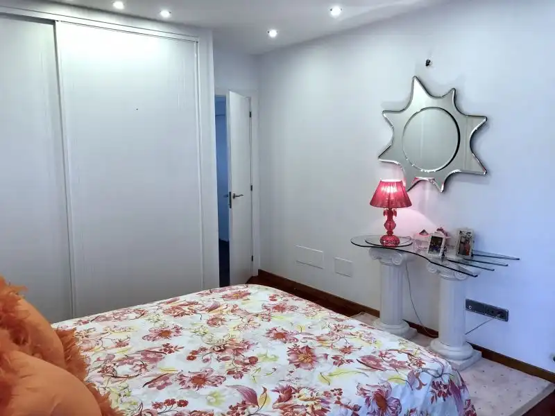 Dormitori de Casa o xalet en venda en Santiago de Compostela  amb Aire condicionat, Calefacció i Terrassa