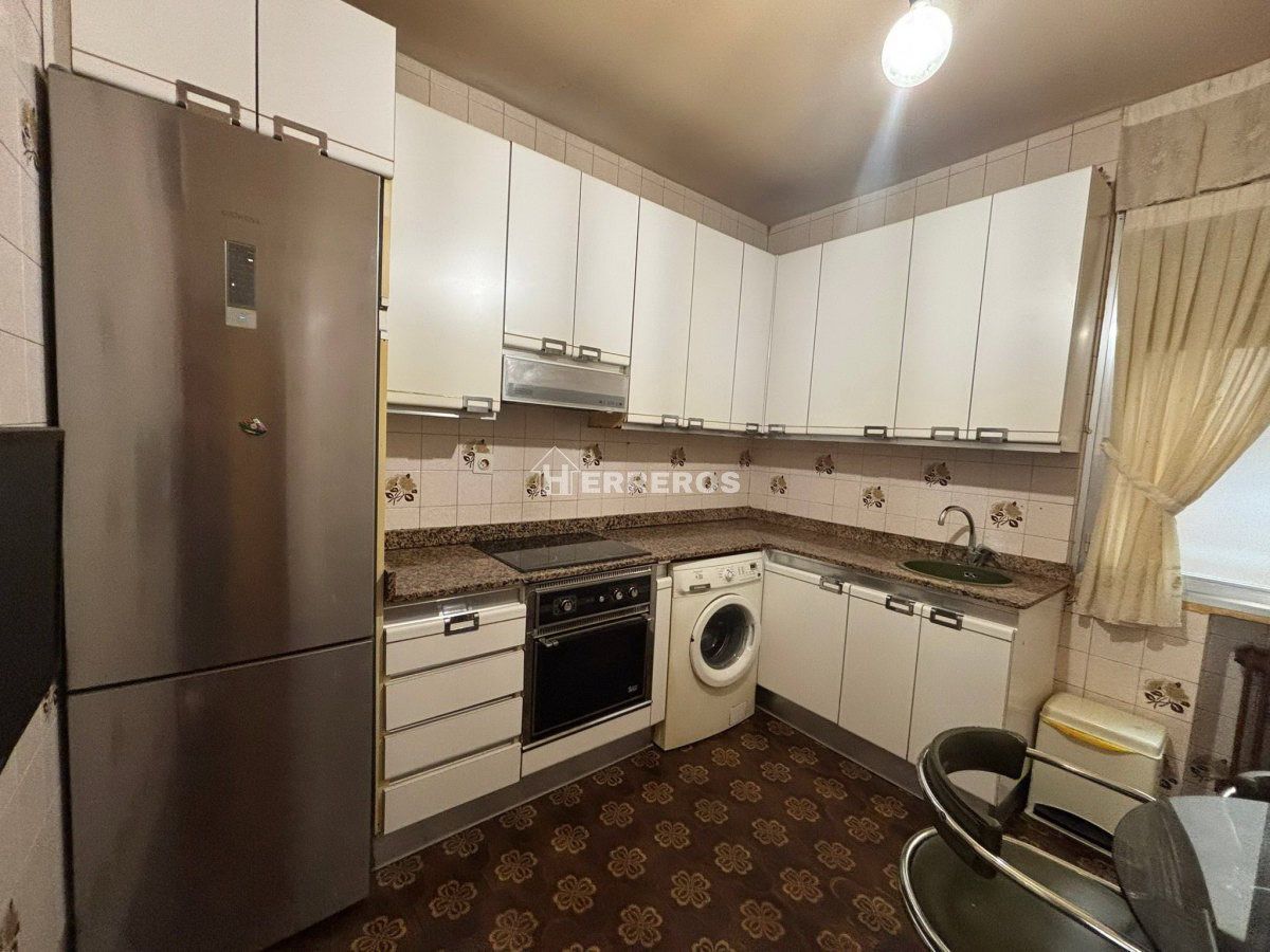 Cuina de Pis en venda en  Logroño amb Calefacció, Parquet i Moblat