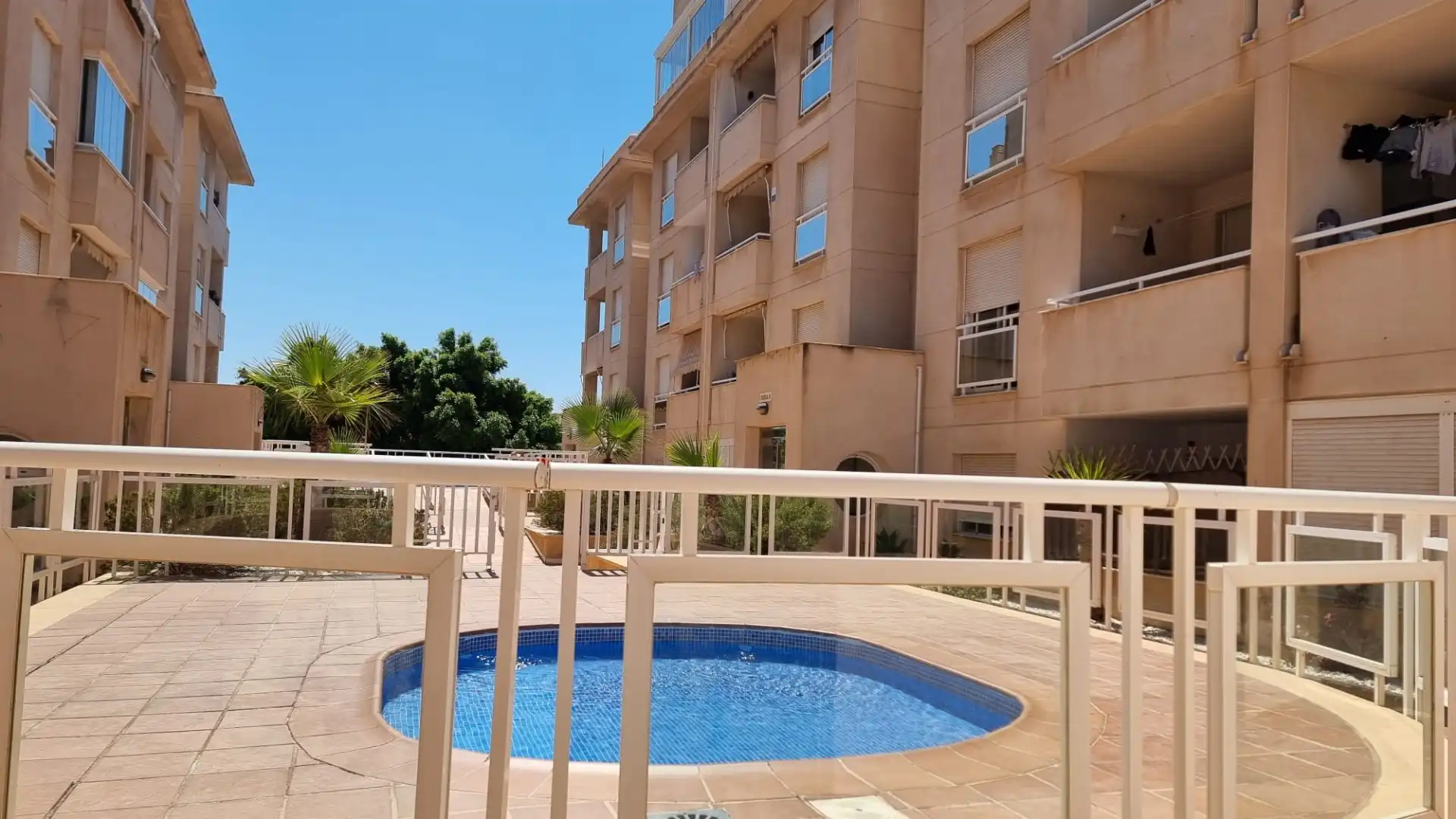 Piscina de Apartament en venda en Roquetas de Mar amb Aire condicionat, Parquet i Terrassa