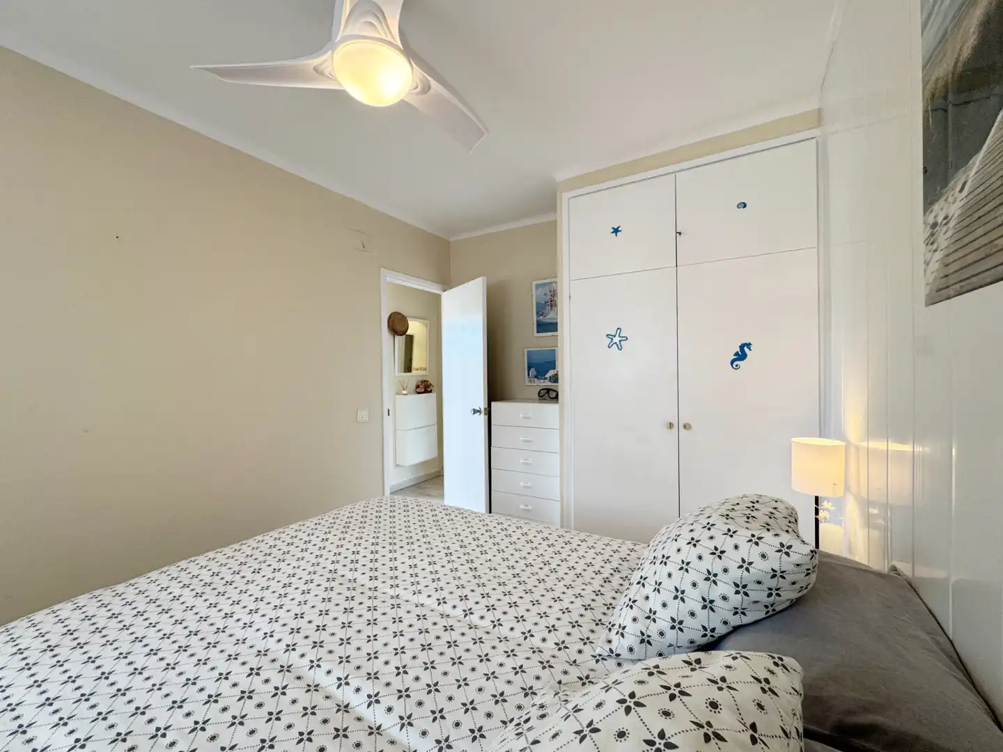 Schlafzimmer von Wohnungen zum Verkauf in L'Escala mit Klimaanlage, Parkett und Terrasse