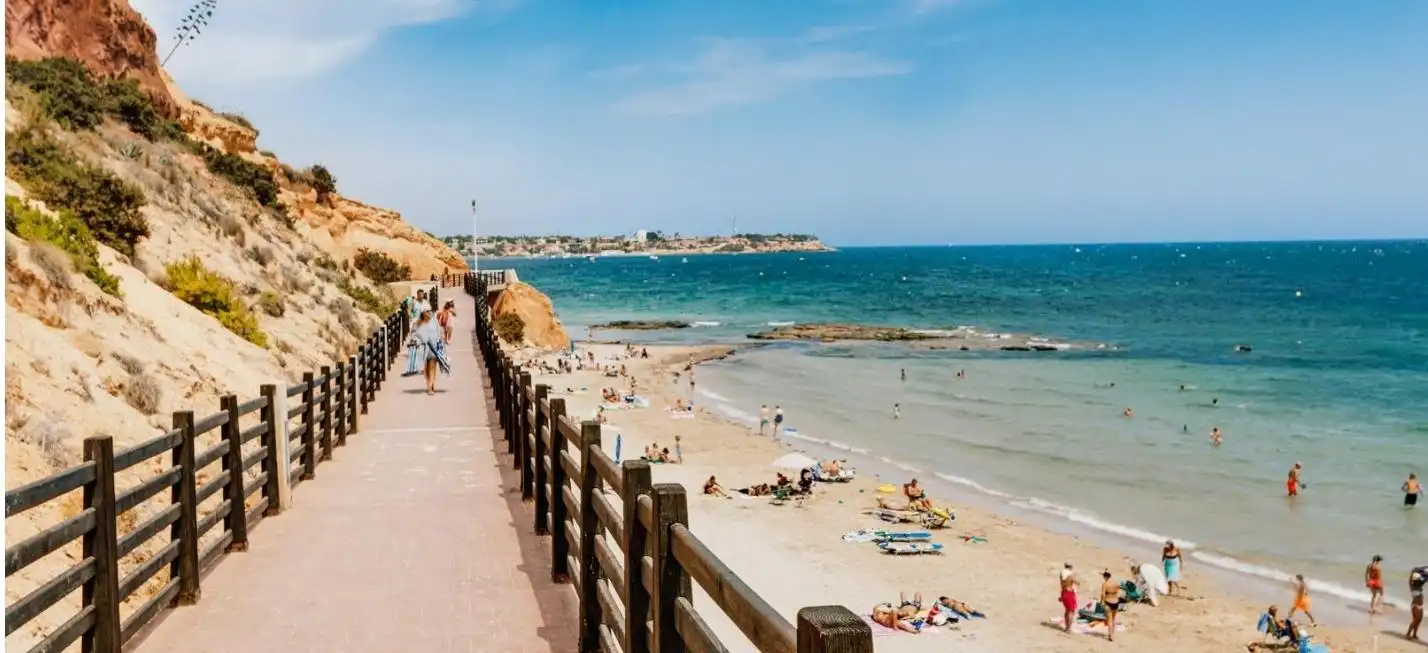 Außenansicht von Wohnungen zur Miete in Torrevieja mit Klimaanlage, Heizung und Privatgarten