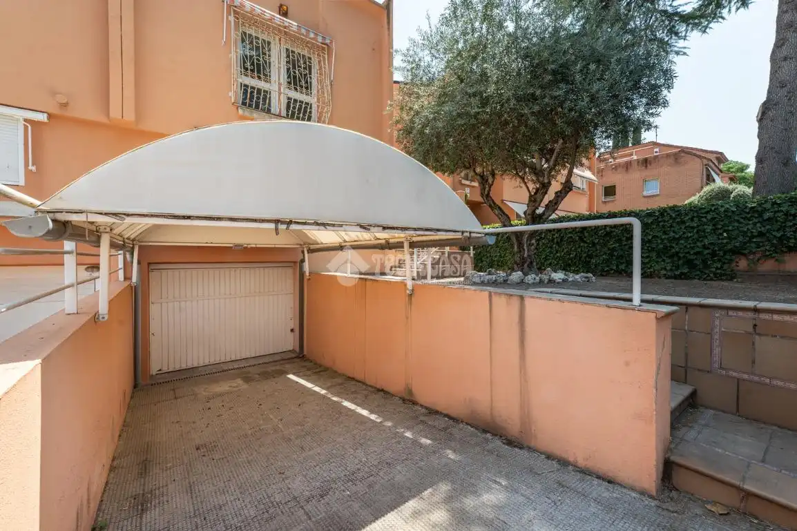 Aparcament de Casa adosada en venda en Madrid amb Aire condicionat i Balcó