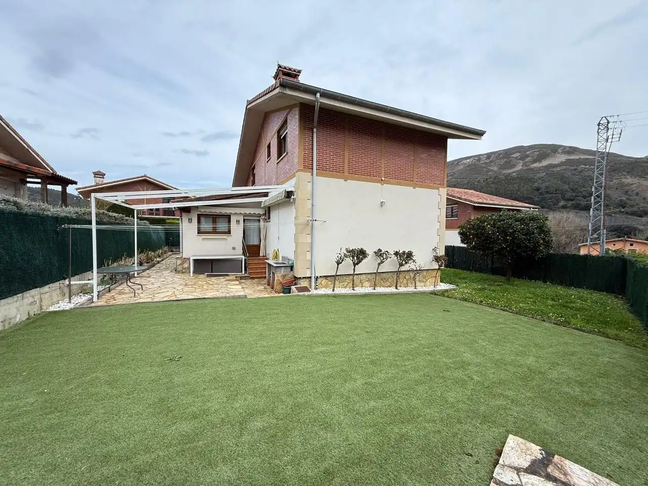 Vista exterior de Casa o chalet en venta en Castro-Urdiales con Calefacción, Jardín privado y Terraza
