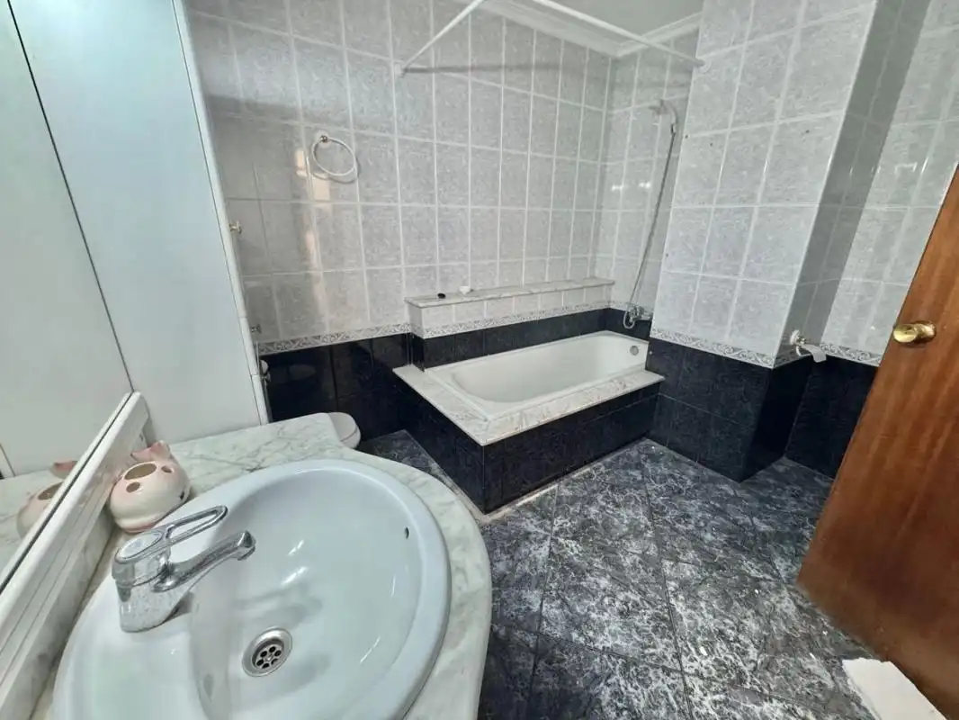 Baño de Casa adosada en venta en Ayora con Calefacción, Terraza y Trastero