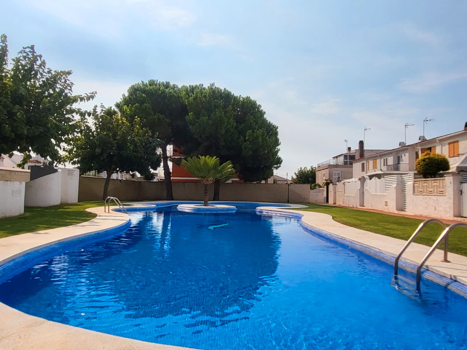 Piscina de Casa adosada en venda en Creixell amb Aire condicionat, Terrassa i Moblat