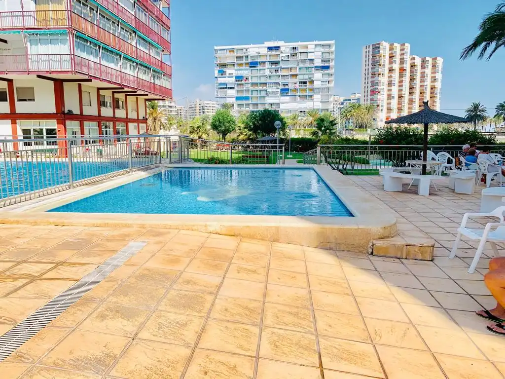 Piscina de Apartament en venda en Alicante / Alacant amb Moblat, Forn i Rentadora