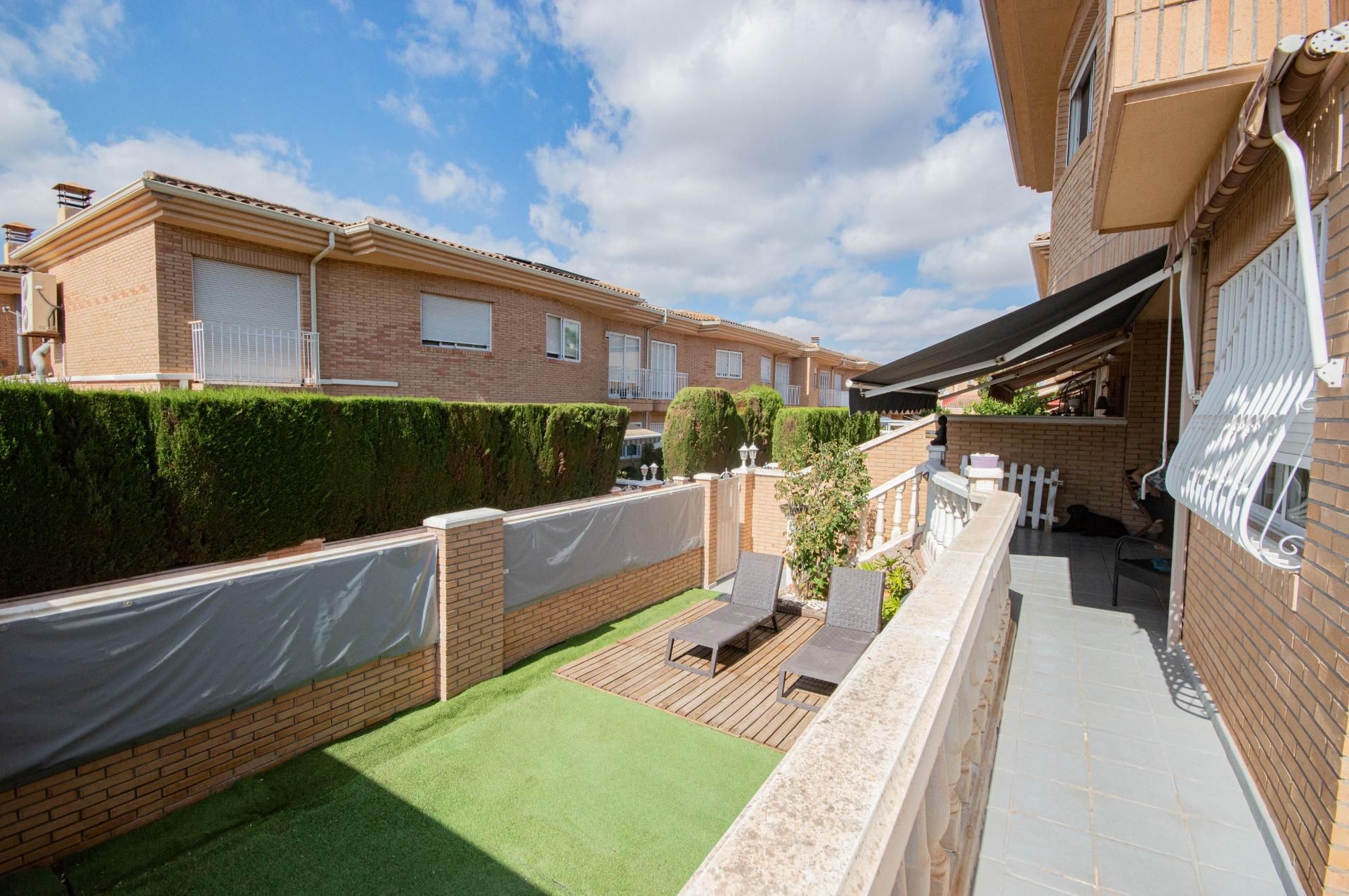 Terrassa de Casa adosada en venda en Petrer amb Aire condicionat, Calefacció i Jardí privat