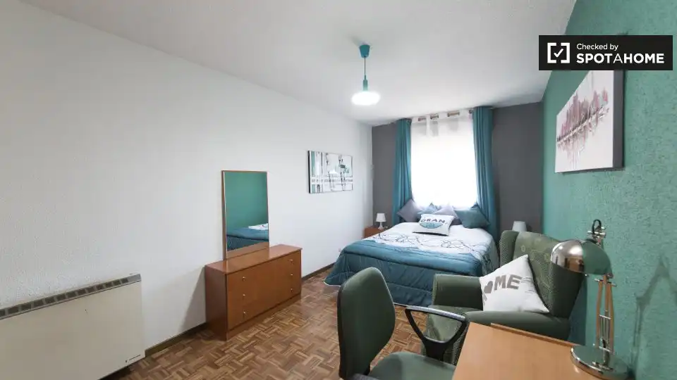 Habitación de Piso de alquiler en Alcalá de Henares con Aire acondicionado, Calefacción y Amueblado