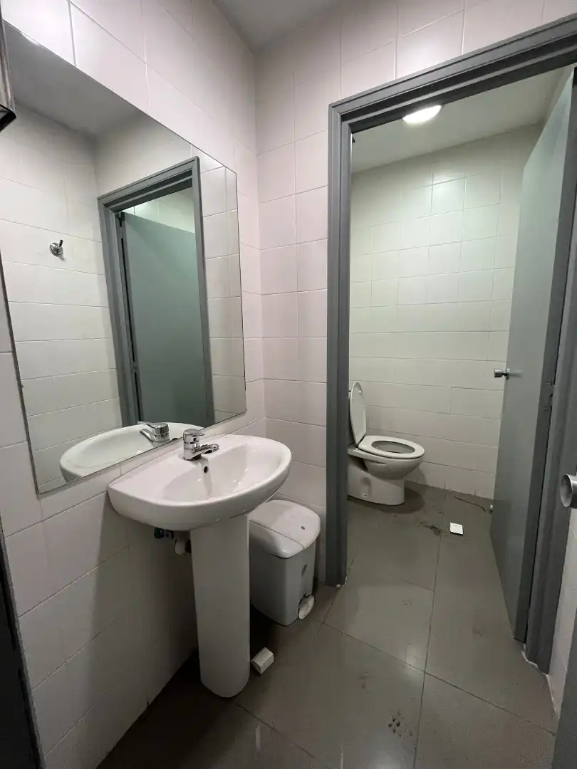 Baño de Local en venta en Madrid con Aire acondicionado y Alarma