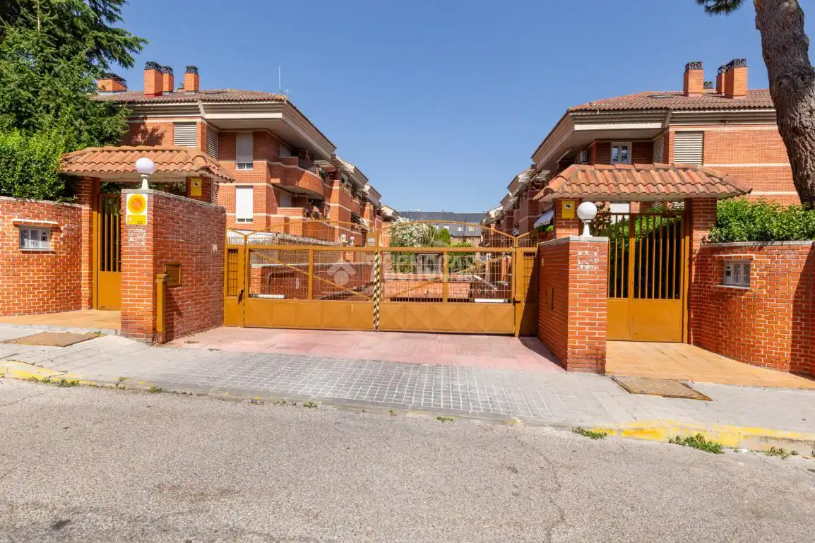 Vista exterior de Piso en venta en Las Rozas de Madrid con Calefacción y Terraza