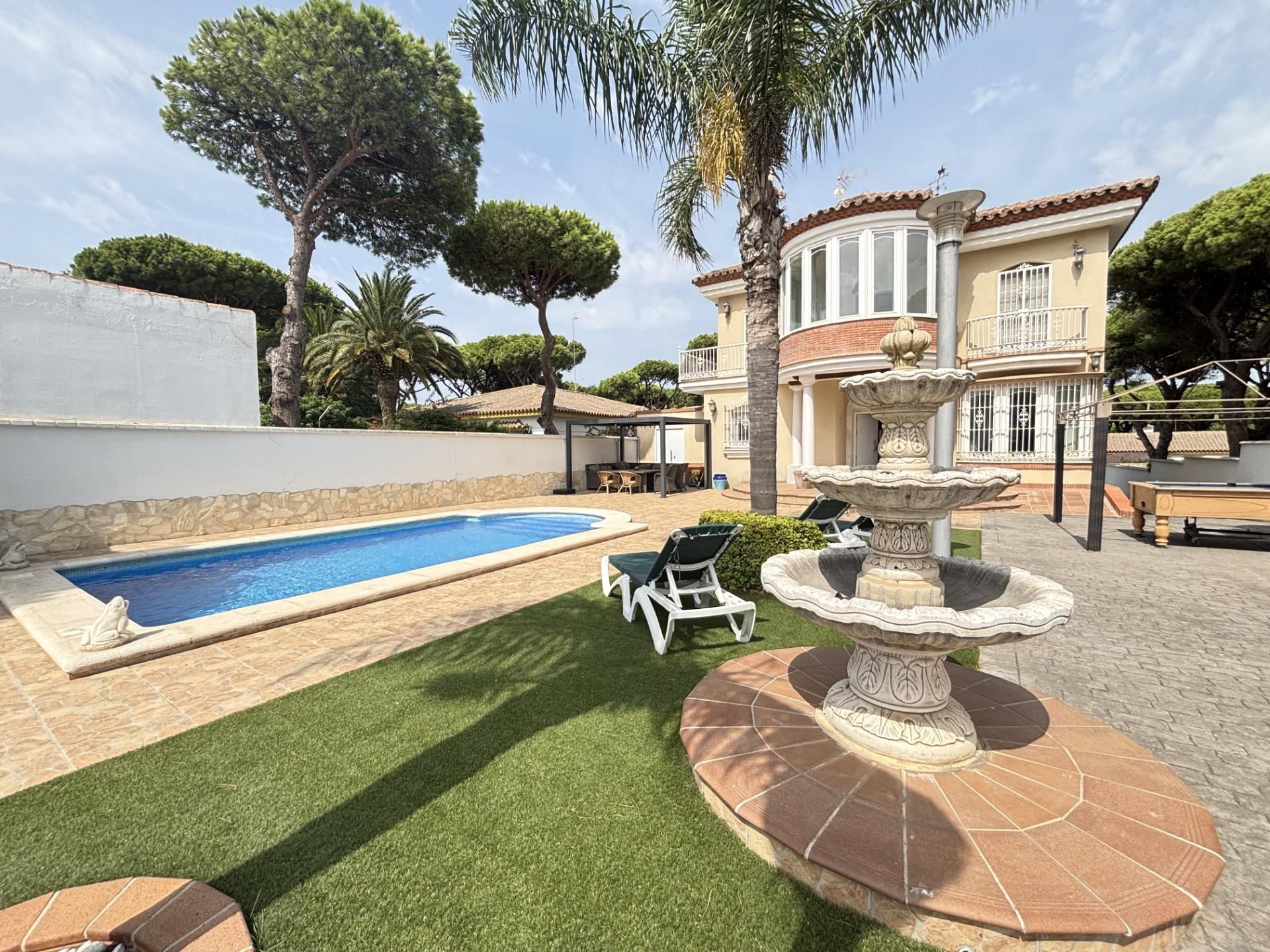 Vista exterior de Casa o xalet en venda en Chiclana de la Frontera amb Aire condicionat, Calefacció i Jardí privat