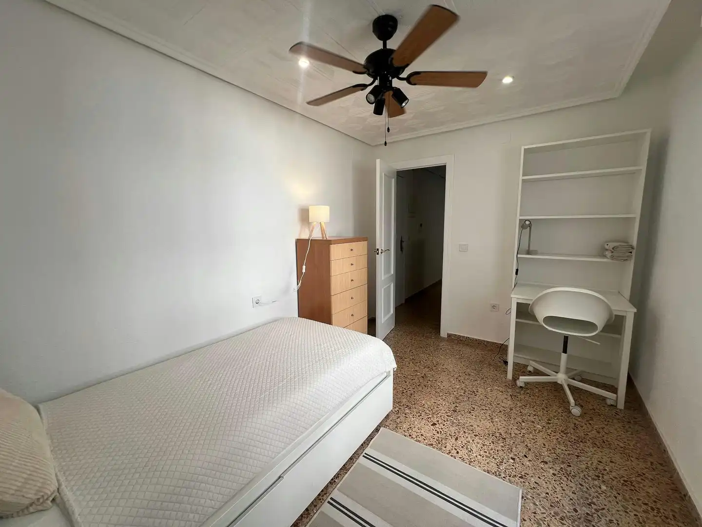 Schlafzimmer von Wohnung zur untervermieten in Valencia mit Waschmaschine