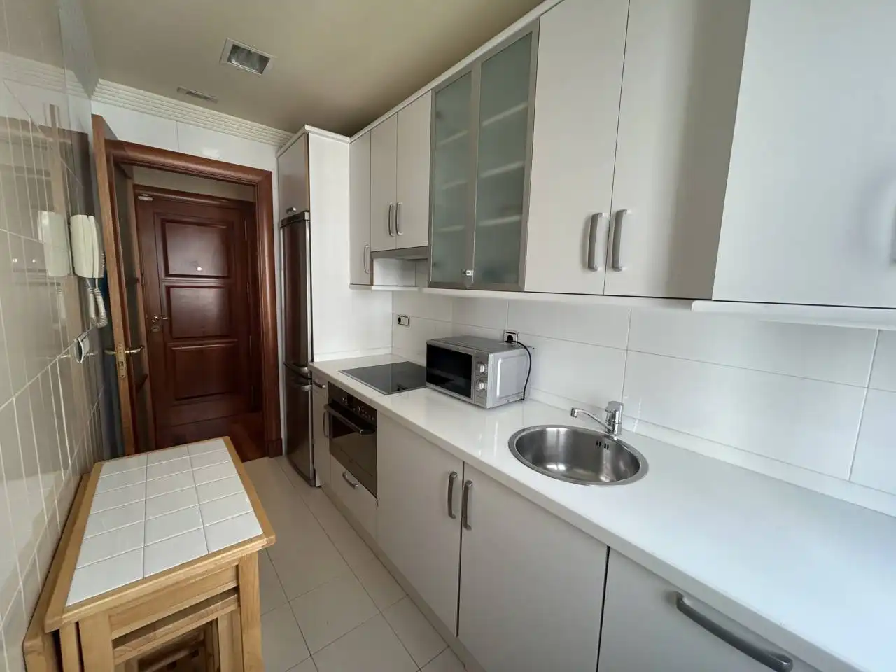 Cuina de Apartament en venda en Oviedo  amb Calefacció, Parquet i Moblat