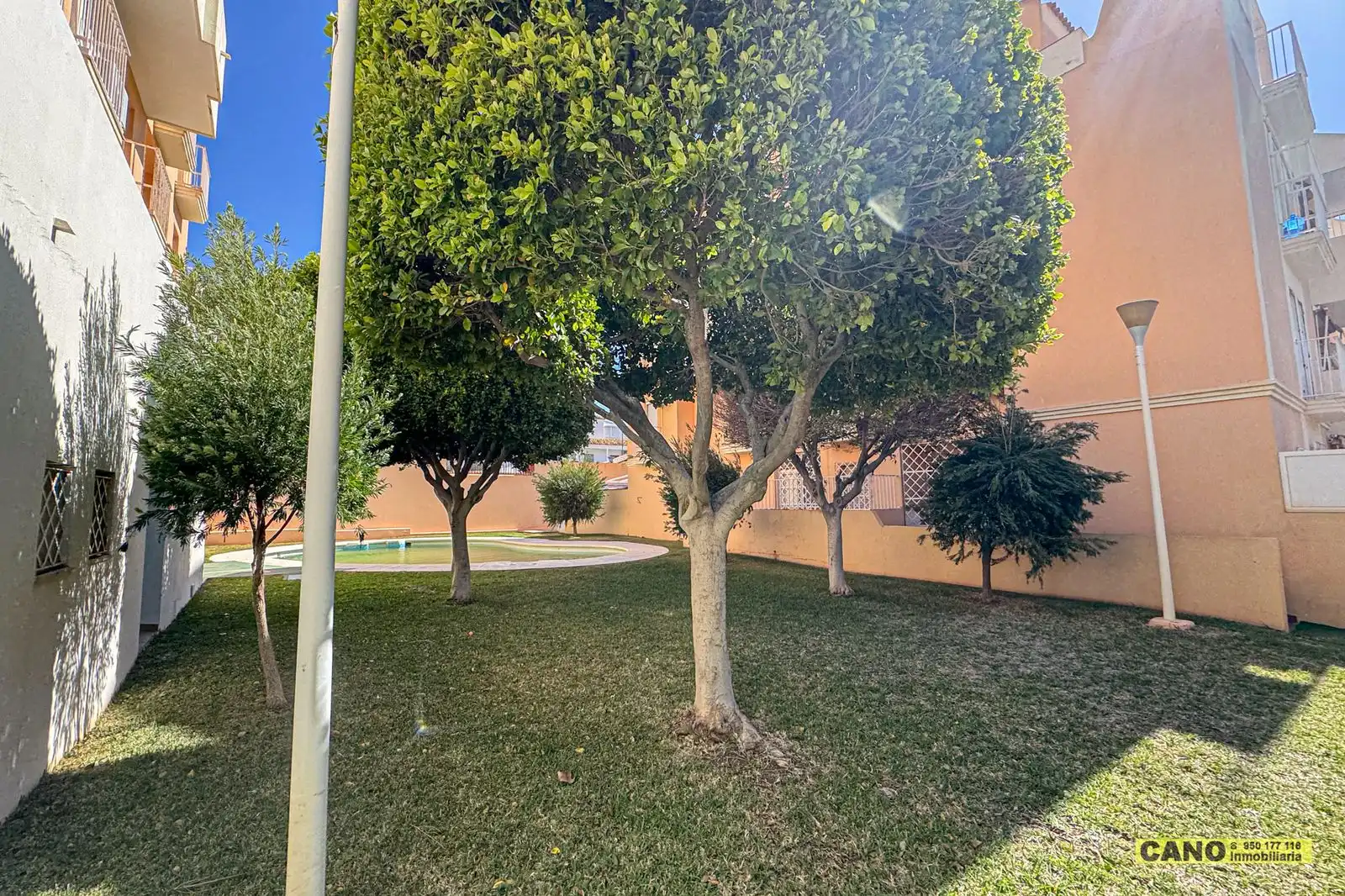 Jardín de Piso en venta en Roquetas de Mar con Terraza, Trastero y Piscina
