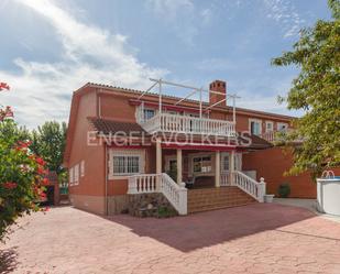 Vista exterior de Casa adosada en venda en Villalbilla amb Terrassa i Balcó