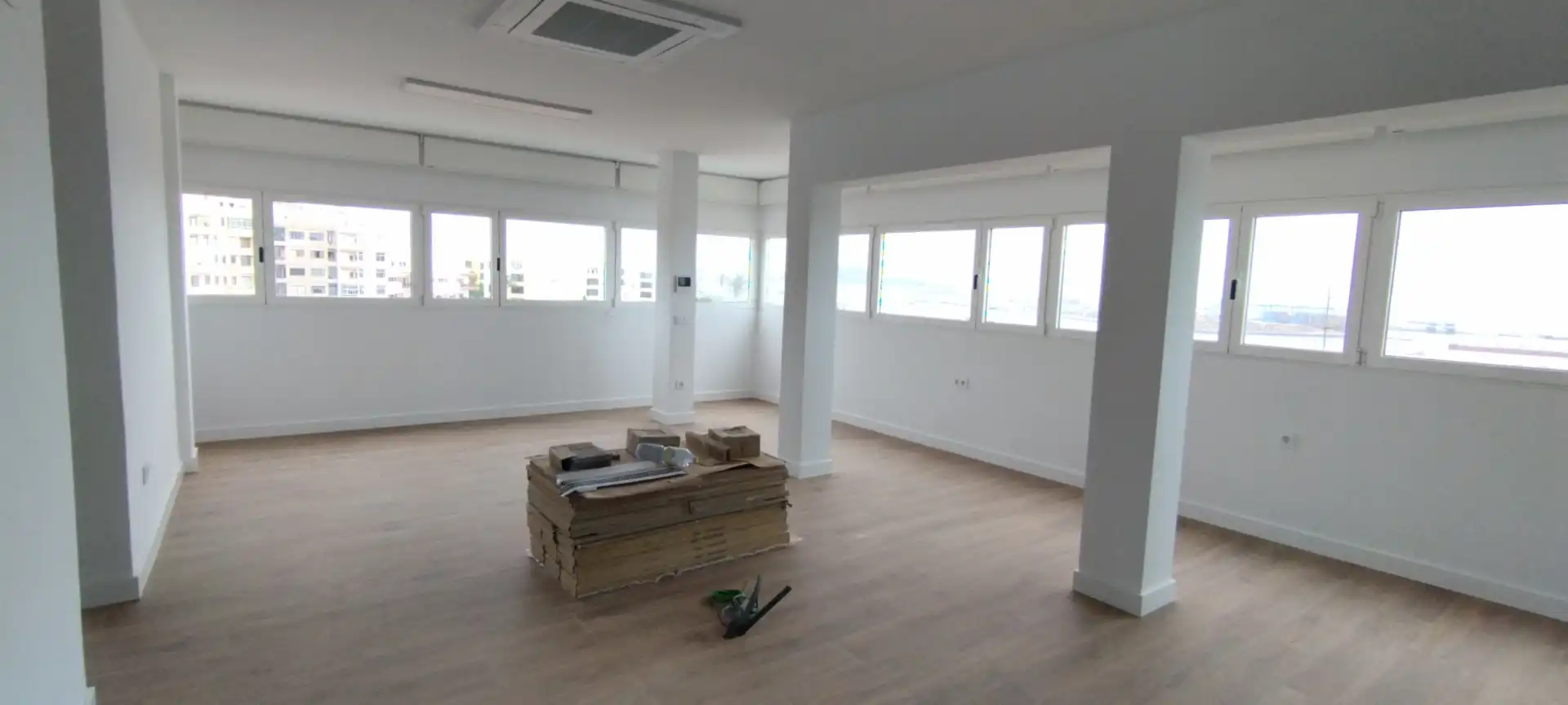 Büro zur Miete in Las Palmas de Gran Canaria mit Klimaanlage, Terrasse und Balkon