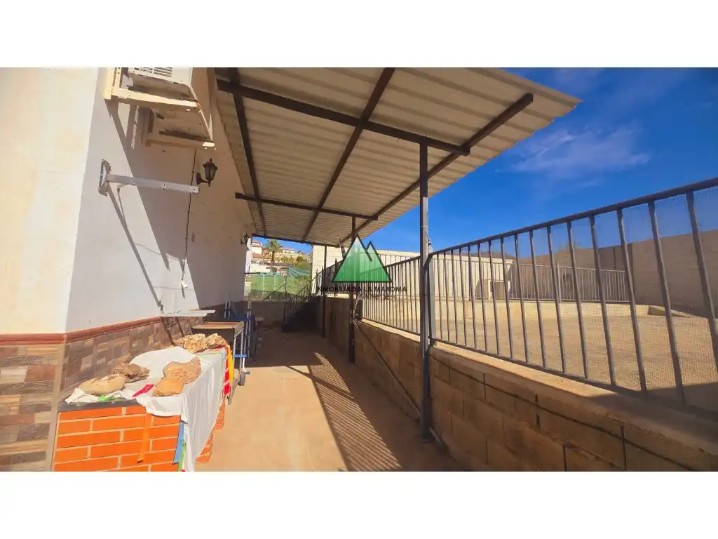 Vista exterior de Casa o xalet en venda en Alcaucín amb Jardí privat i Terrassa