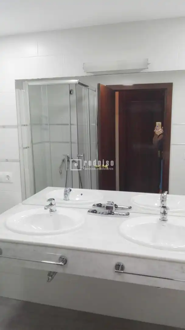Bany de Pis de lloguer en Málaga amb Aire condicionat, Terrassa i Moblat