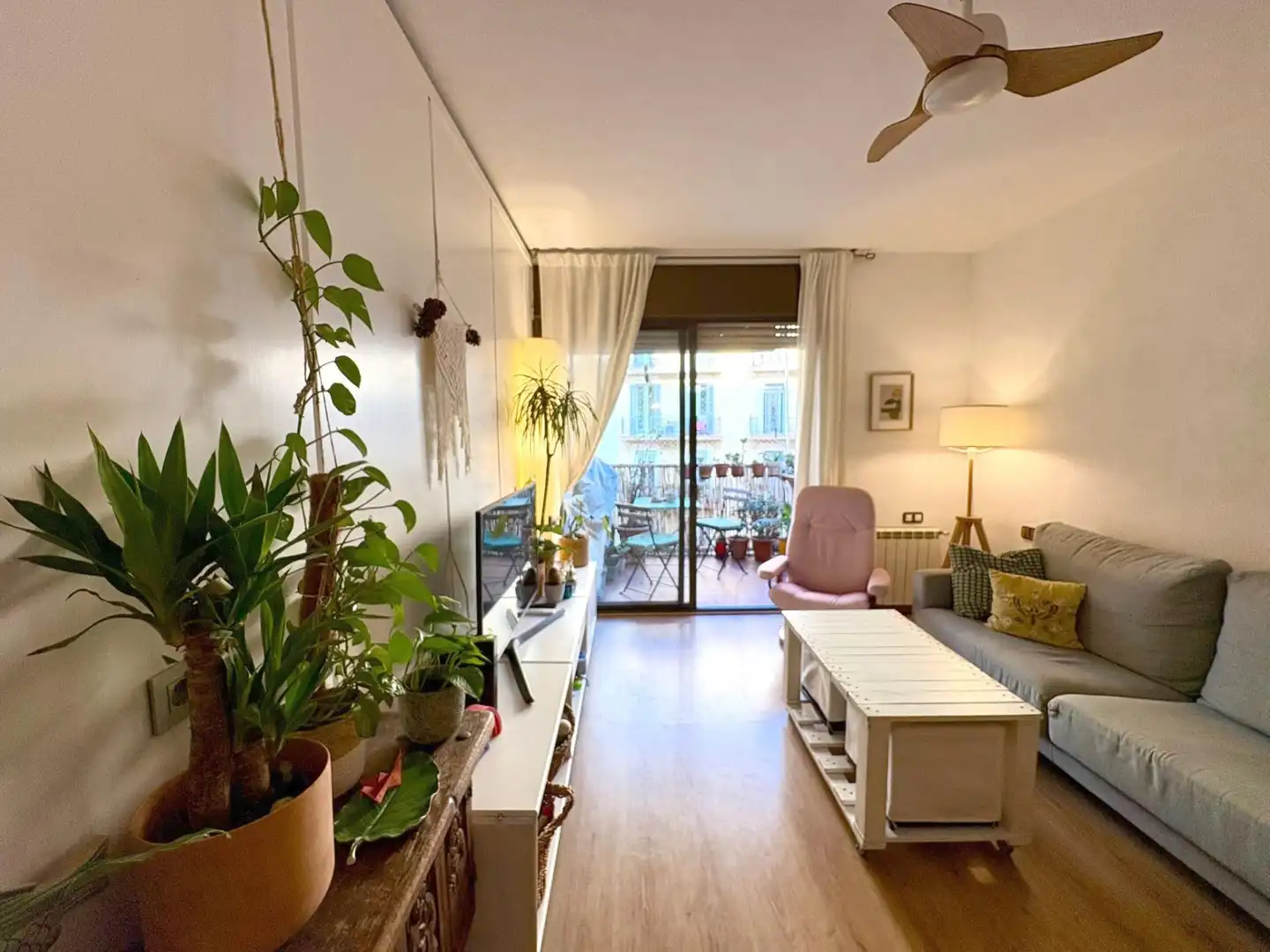 Sala d'estar de Pis en venda en  Barcelona Capital amb Calefacció, Parquet i Balcó