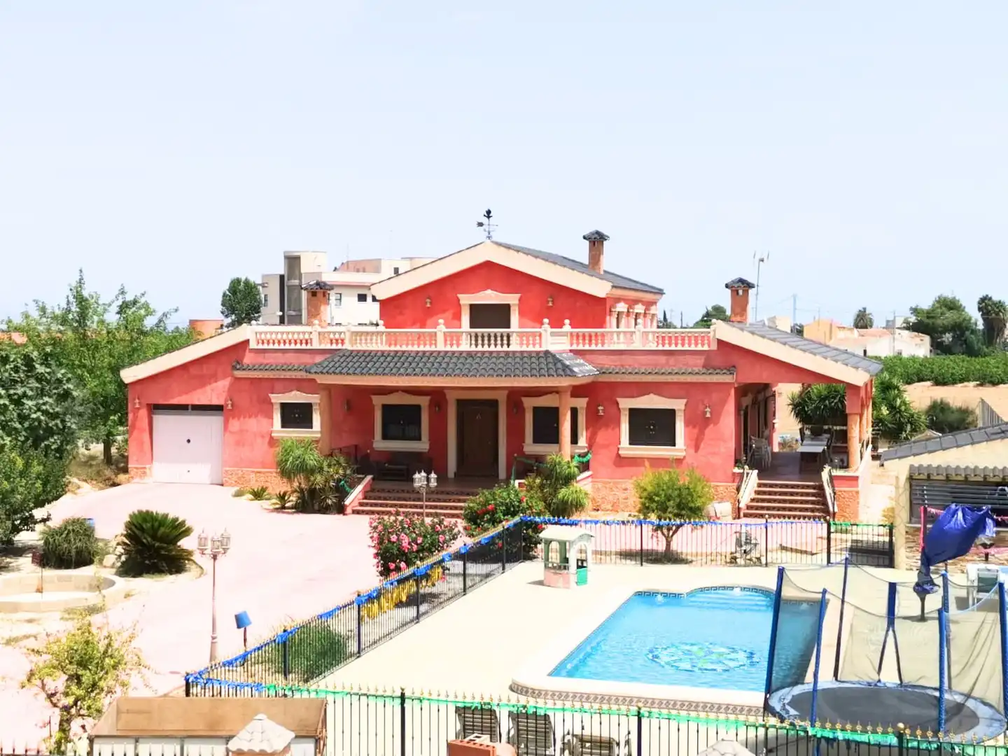 Vista exterior de Casa o xalet en venda en Orihuela amb Jardí privat, Moblat i Balcó