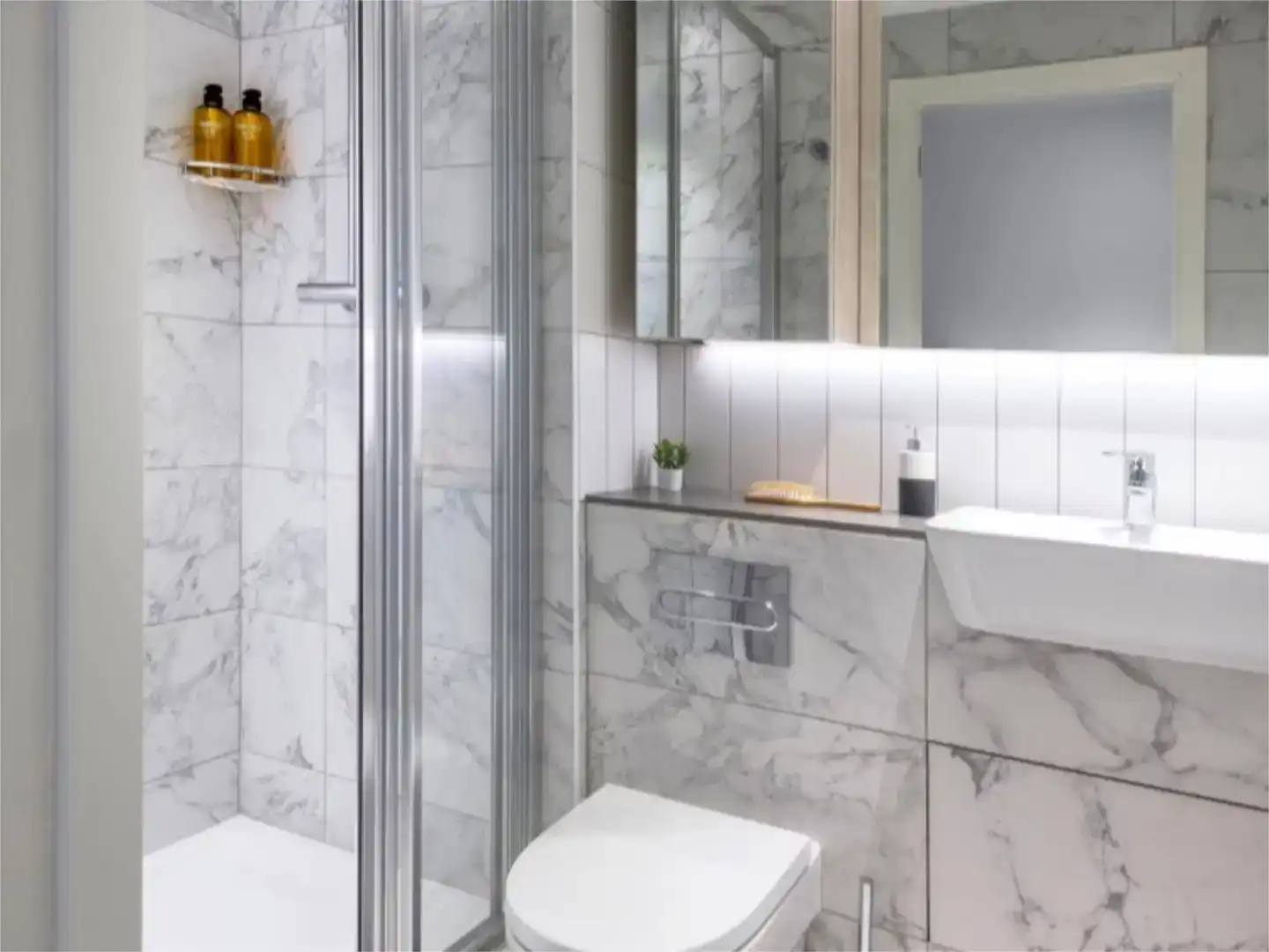 Badezimmer von Wohnung zur Miete in Barcelona mit Klimaanlage, Privatgarten und Parkett