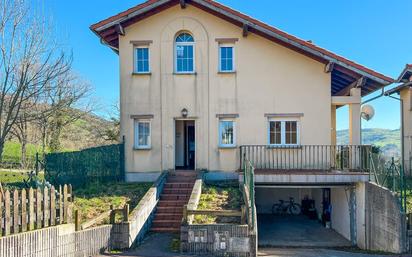 Vista exterior de Casa o xalet en venda en Santiurde de Toranzo amb Calefacció, Jardí privat i Terrassa