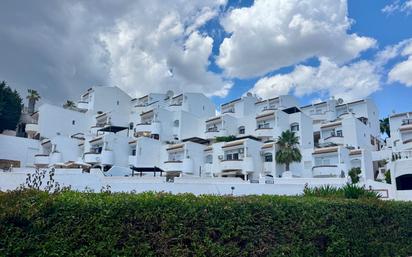 Vista exterior de Casa adosada en venda en Benalmádena amb Aire condicionat, Moblat i Piscina comunitària