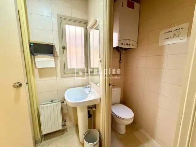Badezimmer von Büro zum Verkauf in Madrid mit Klimaanlage, Heizung und Terrasse