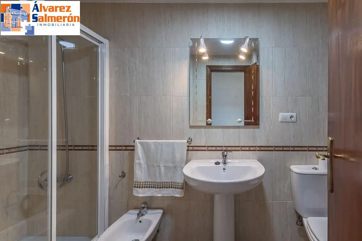 Bathroom of Flat for sale in Granada  with Heating and Terrace