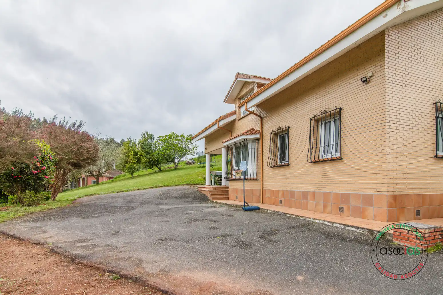 Vista exterior de Casa o xalet en venda en Soto del Barco amb Calefacció, Jardí privat i Terrassa