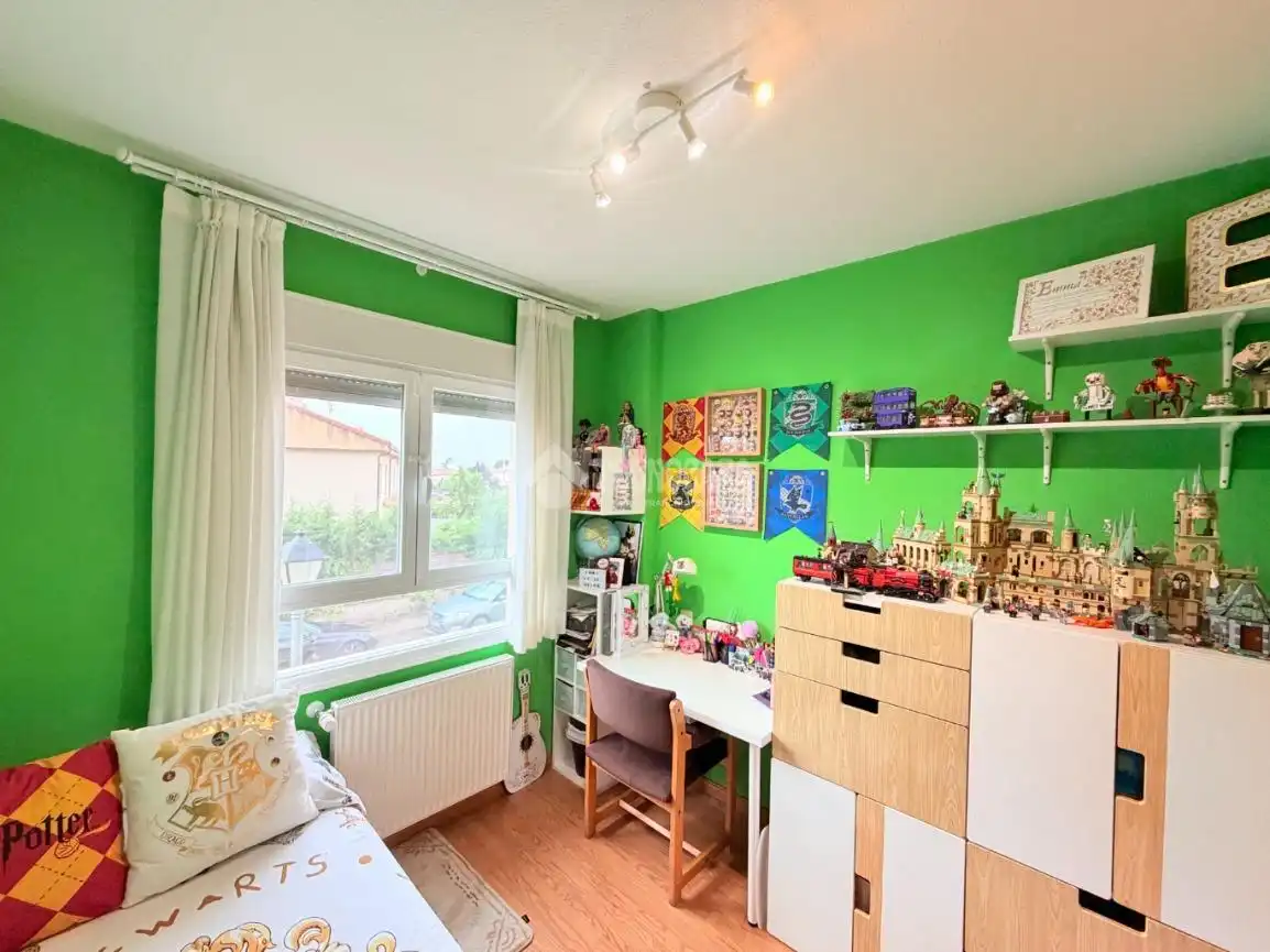 Habitación de Casa adosada en venta en Hontanares de Eresma con Calefacción