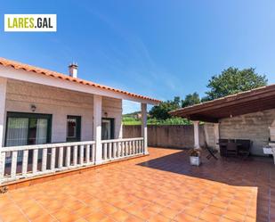 Jardí de Casa o xalet en venda en Cangas  amb Terrassa