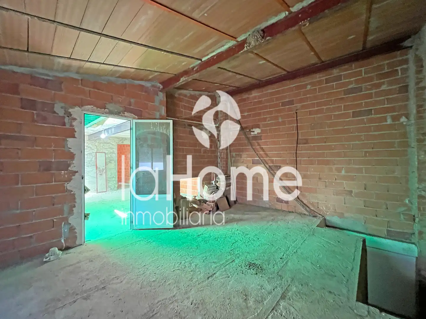 Houses for sale in La Pobla de Vallbona  with Terrace, Storage room and Balcony