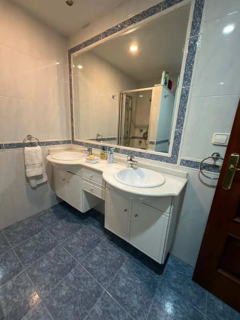 Baño de Piso en venta en Pontevedra Capital  con Calefacción, Parquet y Trastero