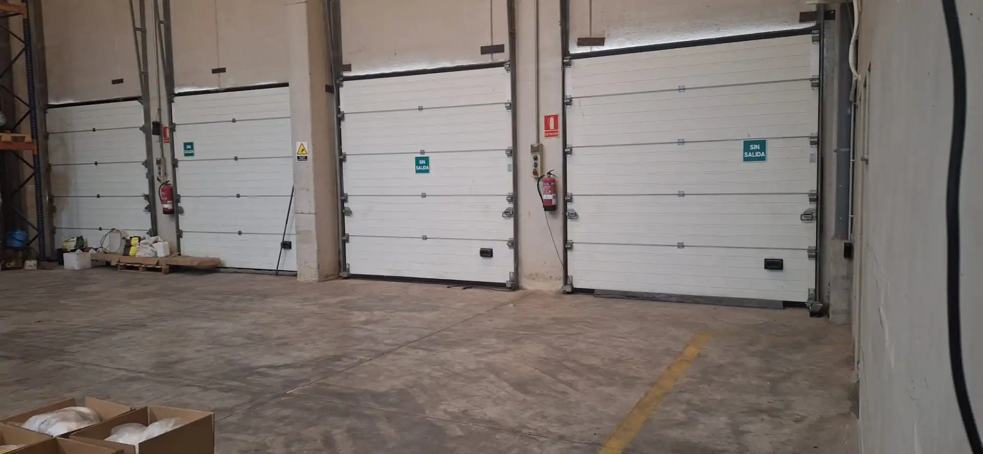 Parkplatz von Fabrikhallen zur Miete in La Pobla Llarga mit Alarm