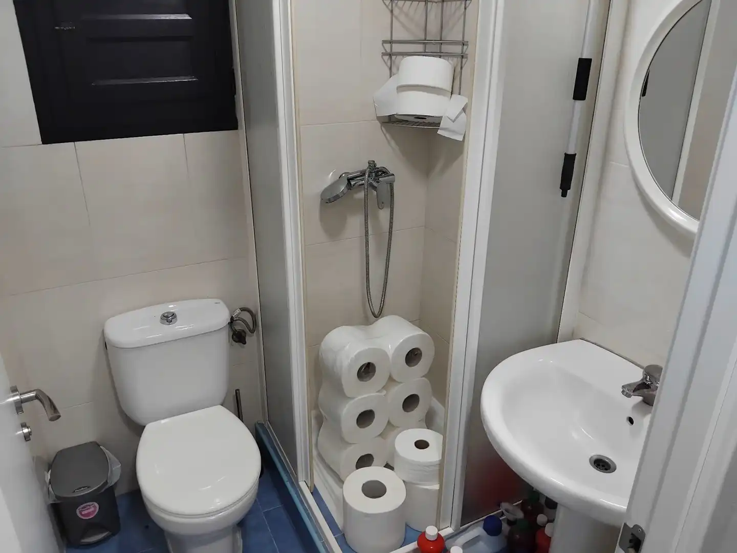 Badezimmer von Geschaftsraum zum Verkauf in Carcaixent mit Klimaanlage, Heizung und Terrasse