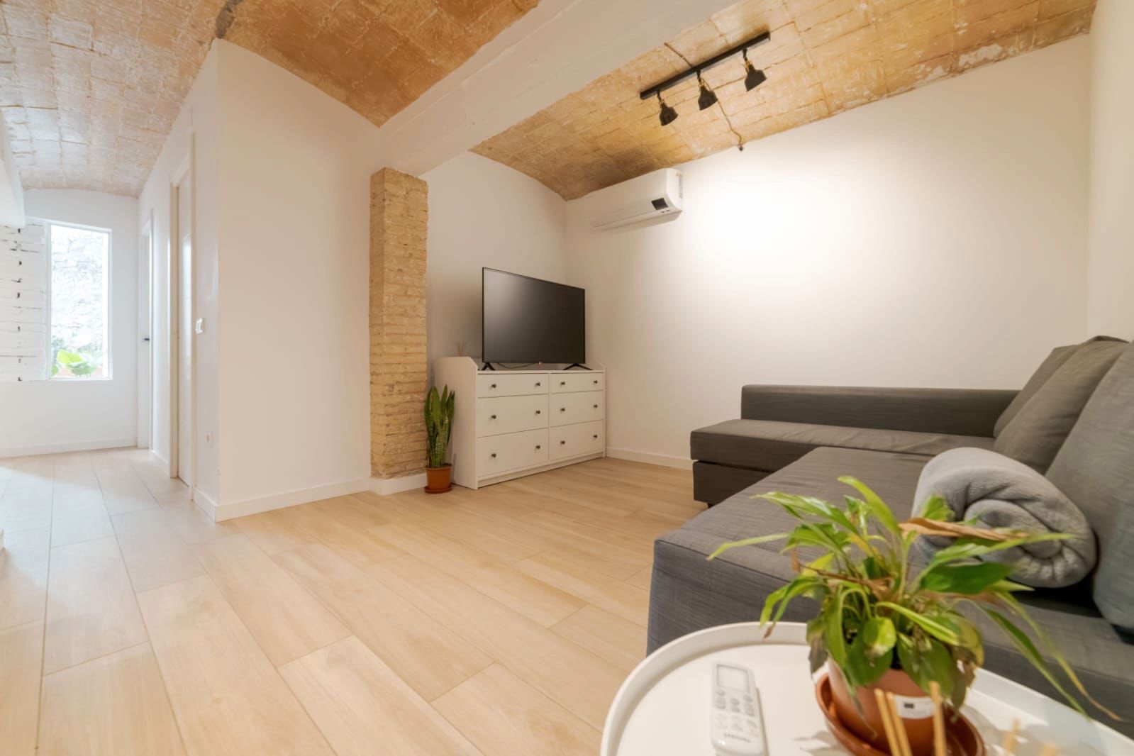Sala d'estar de Casa adosada en venda en L'Hospitalet de Llobregat amb Aire condicionat, Calefacció i Parquet