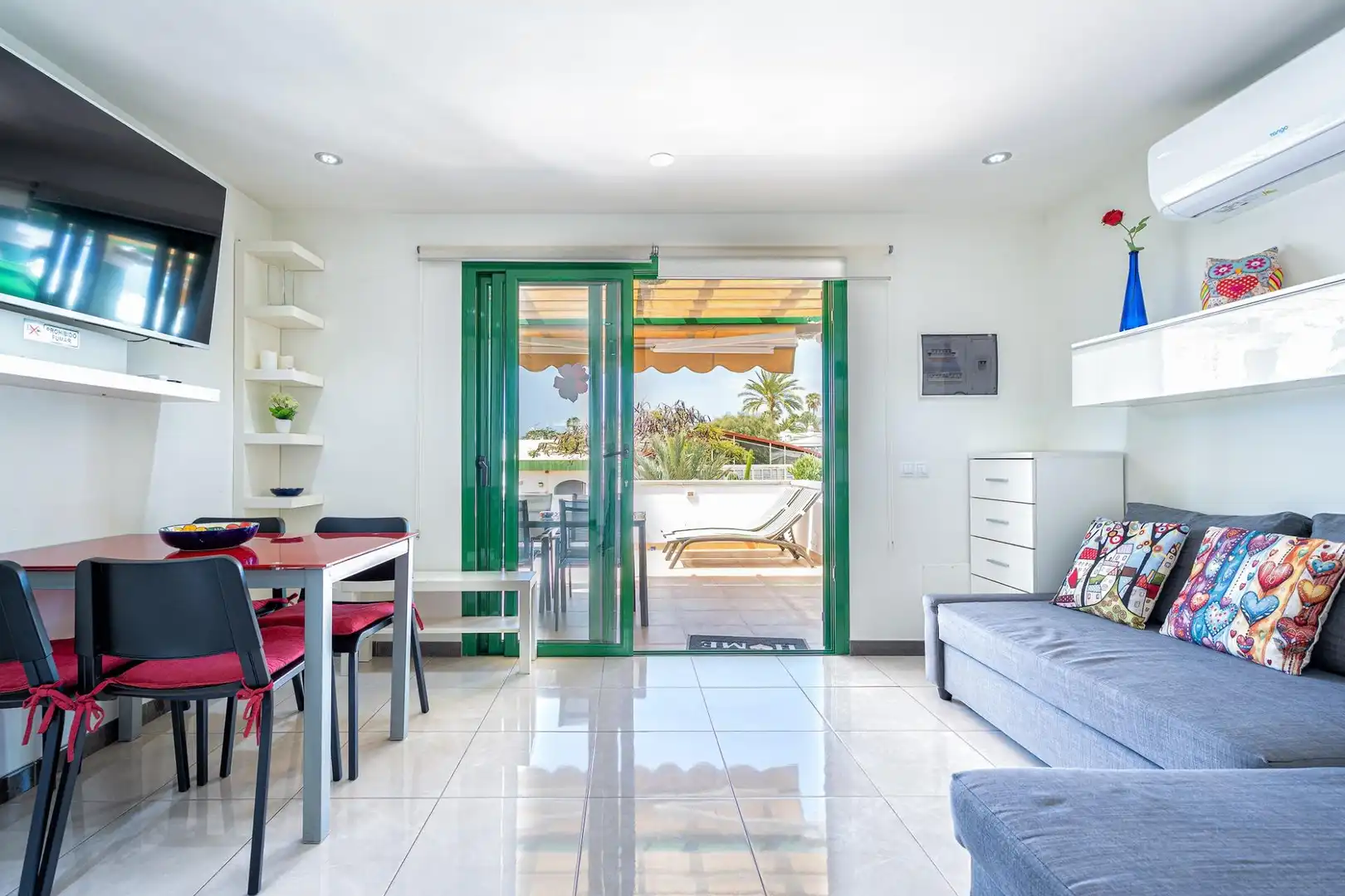 Sala de estar de Casa o chalet en venta en San Bartolomé de Tirajana con Terraza, Amueblado y Piscina comunitaria