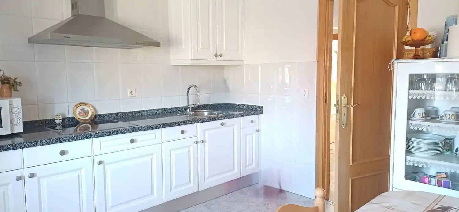 Cuina de Casa o xalet en venda en Valderrey amb Calefacció, Terrassa i Traster