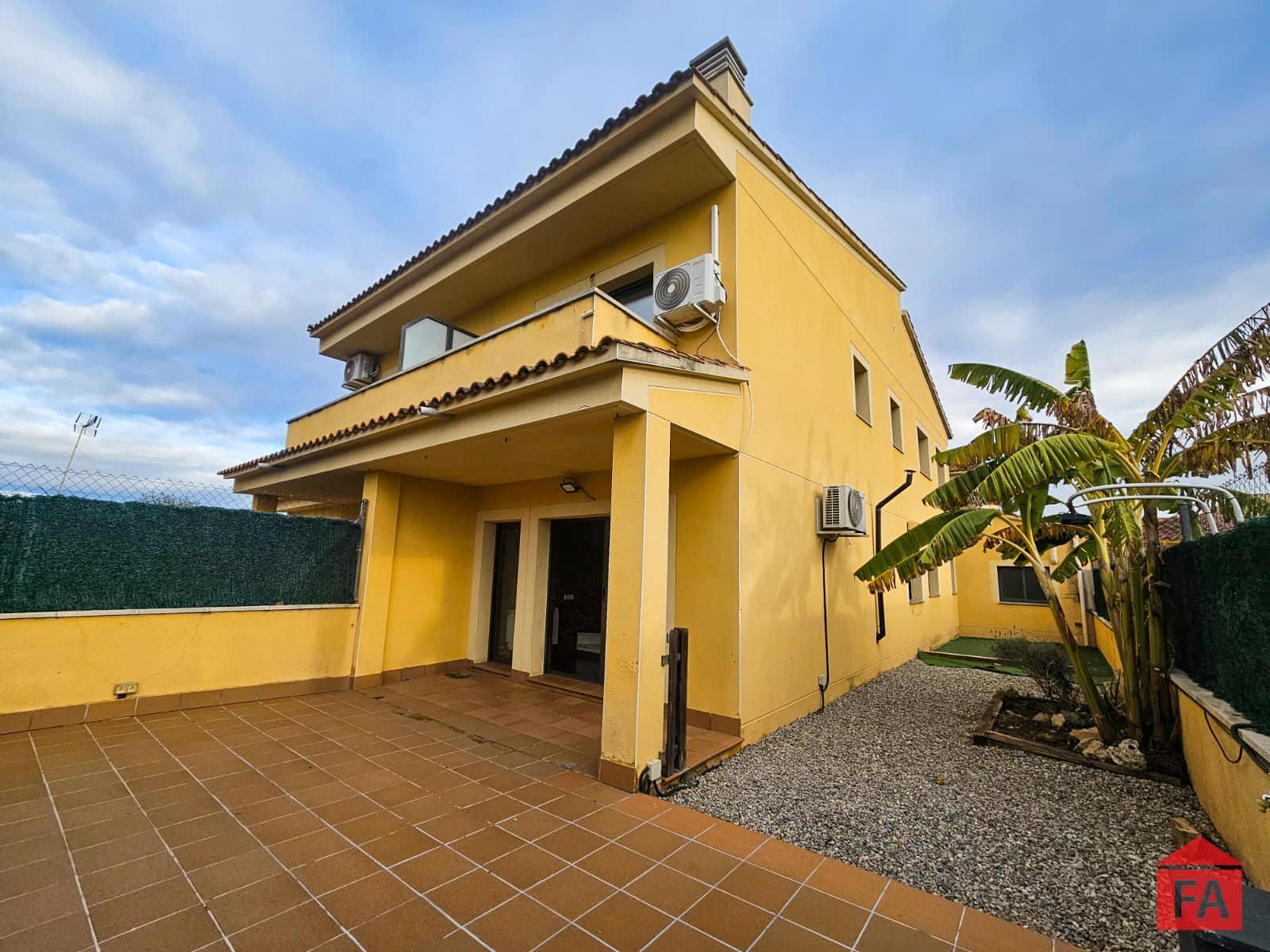 Exterior view of Single-family semi-detached for sale in Santa Oliva  with Air Conditioner, Heating and Alarm