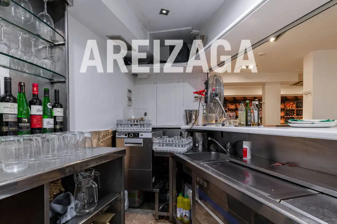 Cuina de Local en venda en Donostia - San Sebastián  amb Moblat