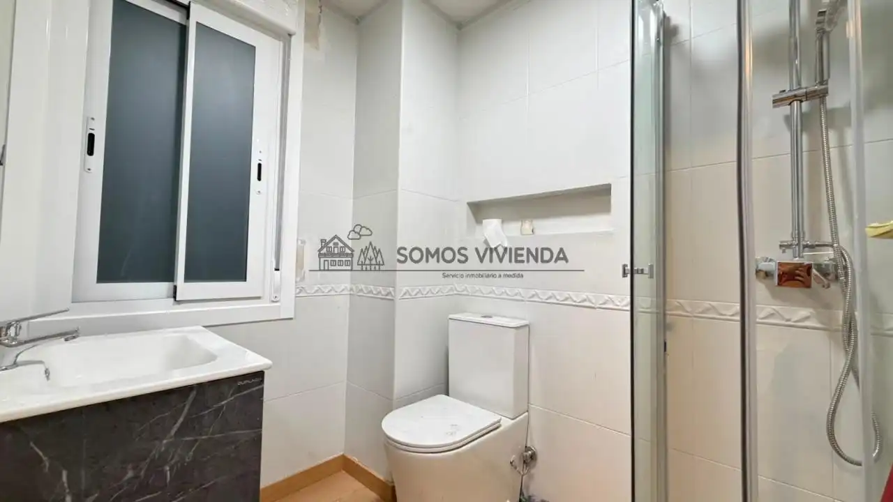 Bathroom of Flat for rent in Ourense Capital   with Heating and Furnished