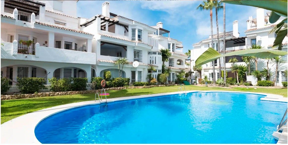 Vista exterior de Àtic en venda en Marbella amb Aire condicionat, Calefacció i Jardí privat