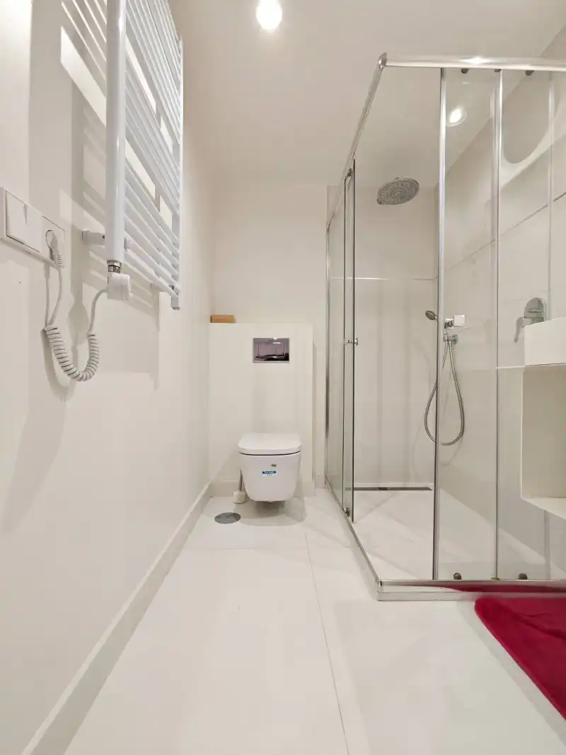 Badezimmer von Wohnung zur Miete in Madrid mit Klimaanlage, Heizung und Privatgarten