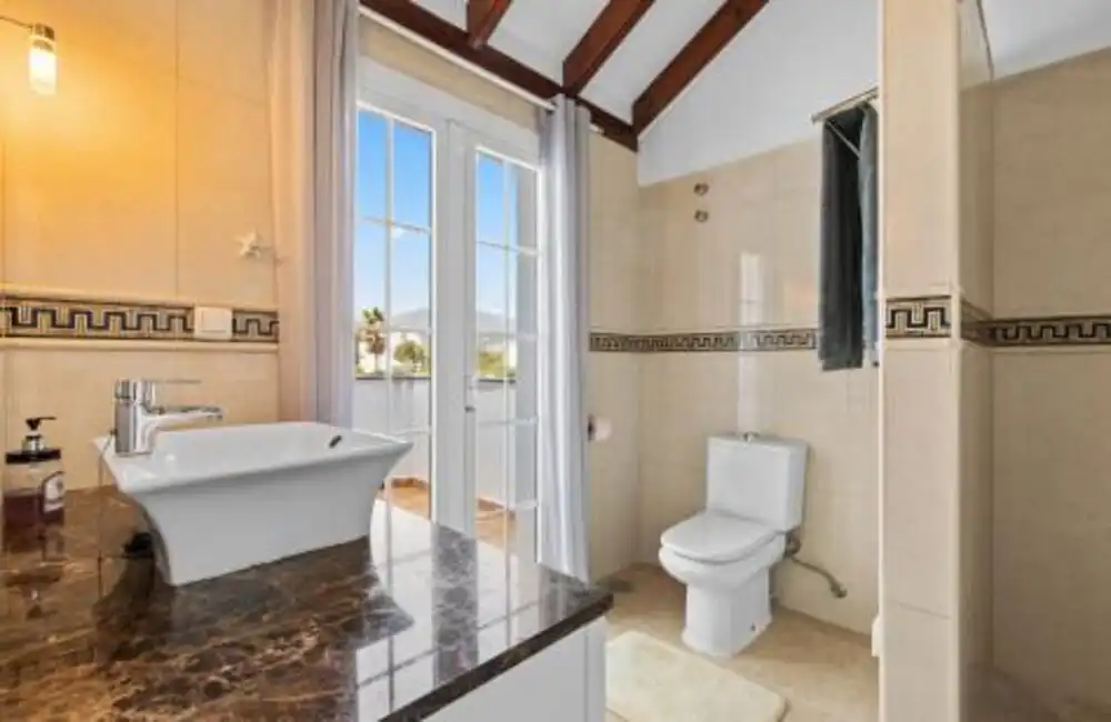 Bany de Casa adosada en venda en Marbella amb Aire condicionat, Jardí privat i Terrassa