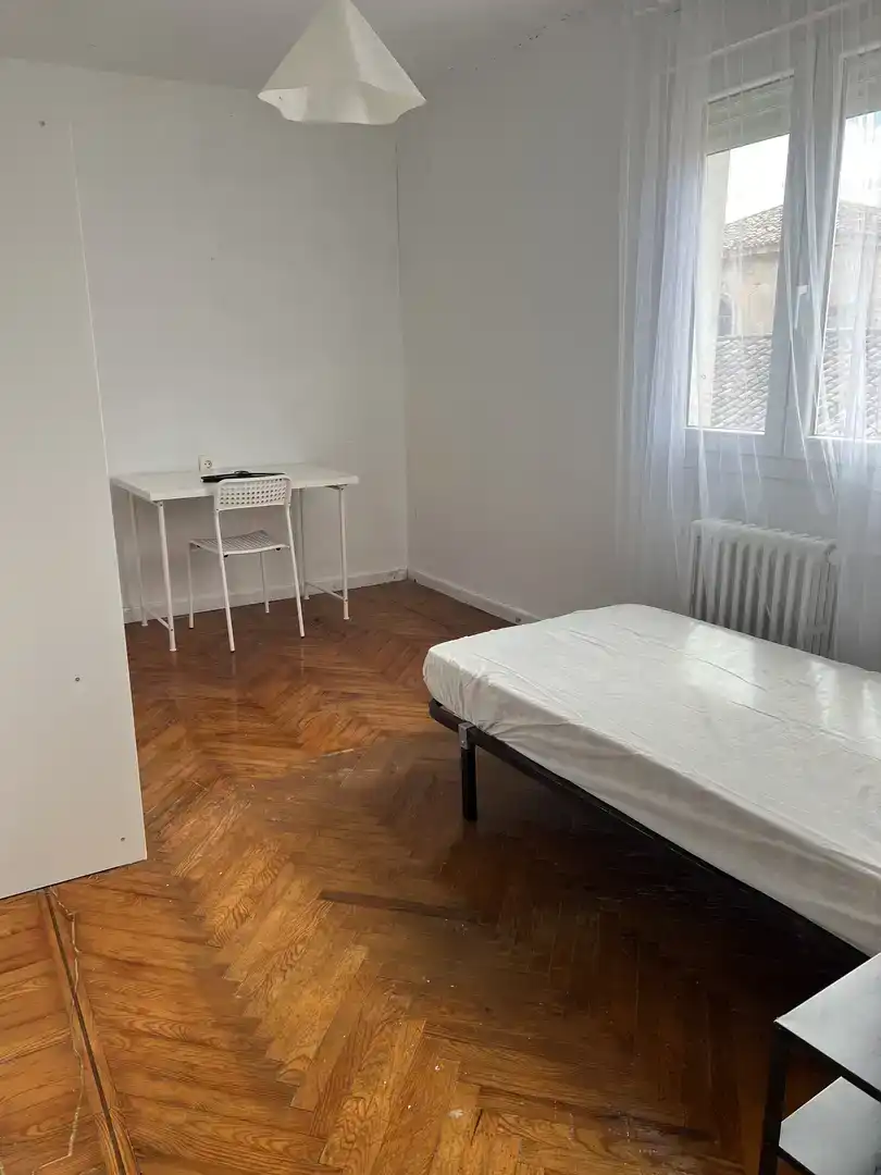 Dormitori de Pis per a compartir en Briviesca amb Parquet, Traster i Moblat