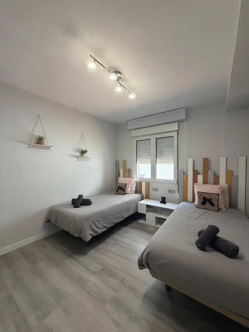 Schlafzimmer von Wohnung zur Miete in Gijón  mit Heizung, Terrasse und Balkon