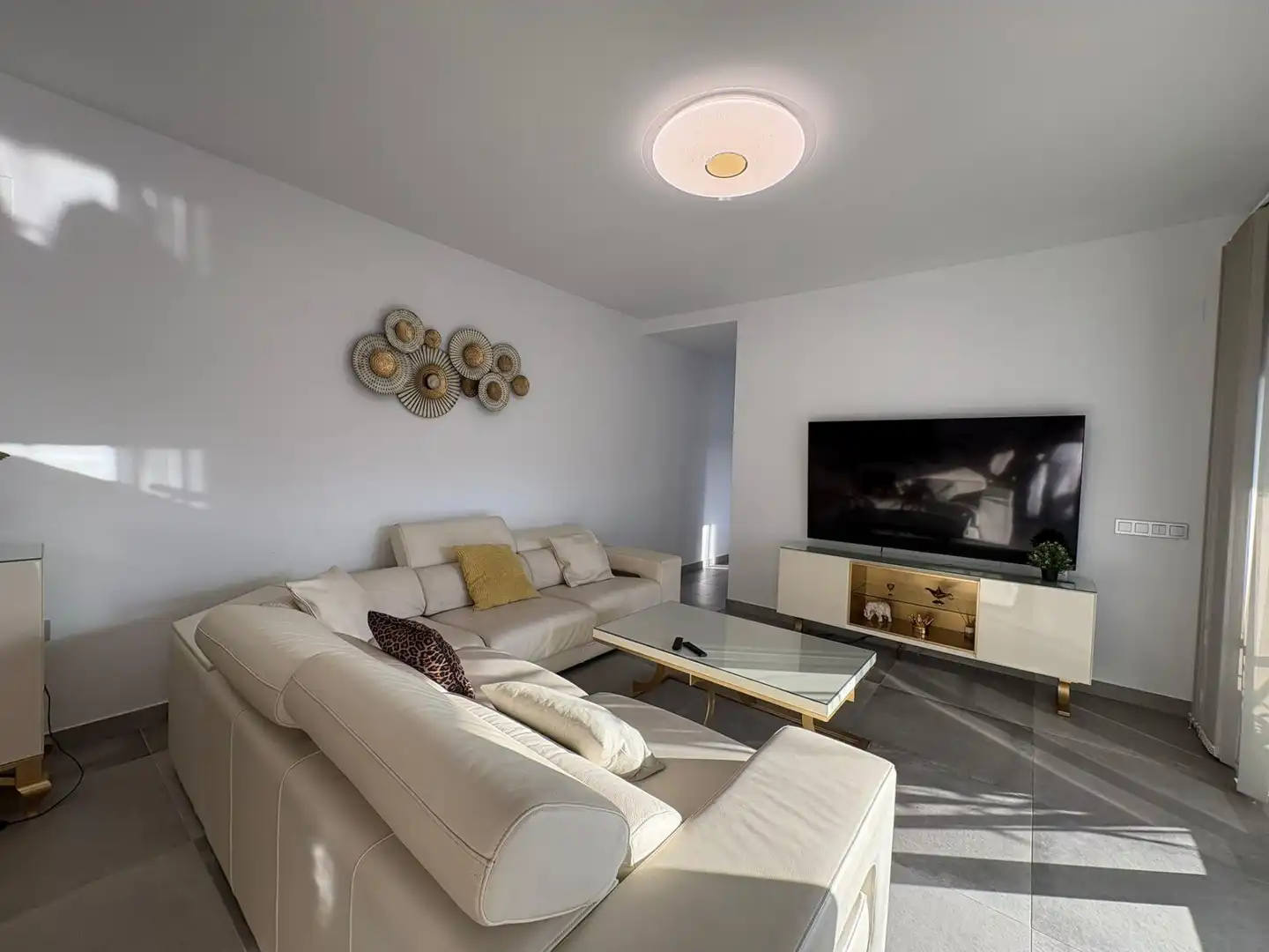Sala d'estar de Casa o xalet en venda en Chiclana de la Frontera amb Aire condicionat, Jardí privat i Traster