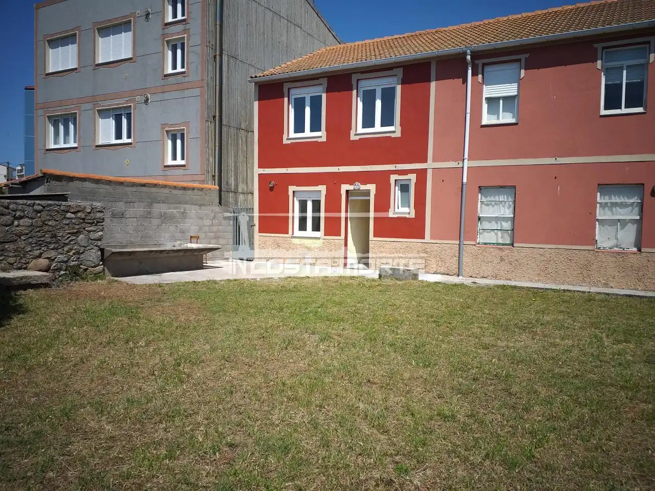 Vista exterior de Casa adosada en venta en Muxía con Calefacción, Jardín privado y Amueblado